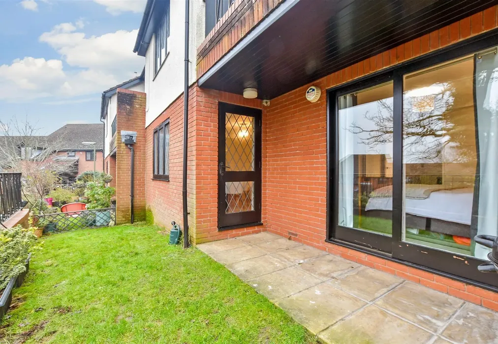 Rear Garden - Harrowlands Park, Dorking, Surrey - Wards of Kent