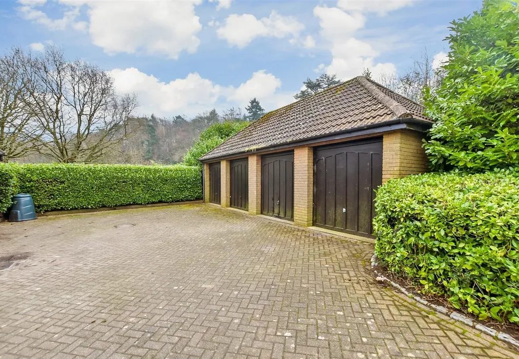 Garage - Harrowlands Park, Dorking, Surrey - Wards of Kent