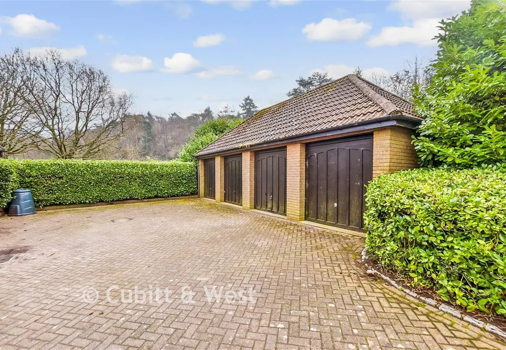 Garage - Harrowlands Park, Dorking, Surrey - Wards of Kent