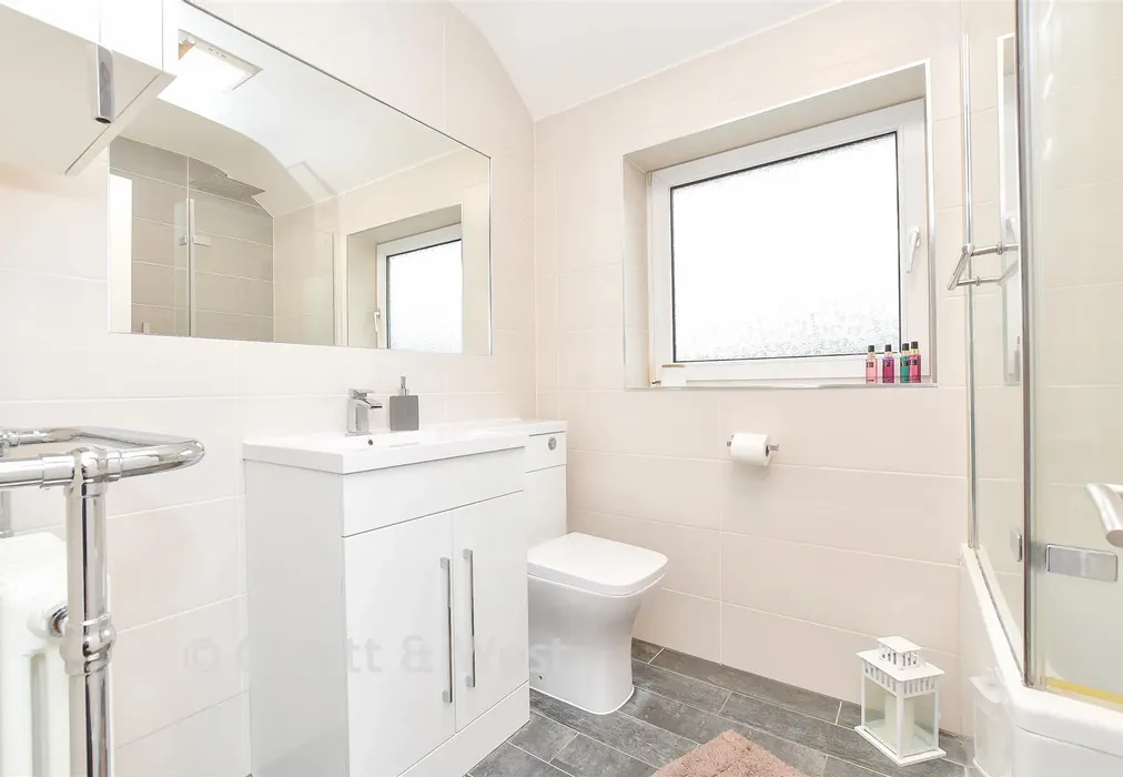 Bathroom - St. Michael's Road, Havant, Hampshire - Wards of Kent