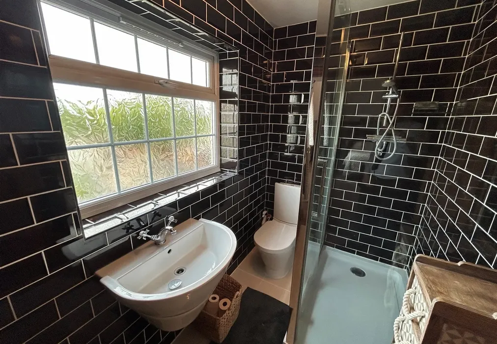 En-Suite Shower Room - Lower Rainham Road, Rainham, Gillingham, Kent - Wards of Kent