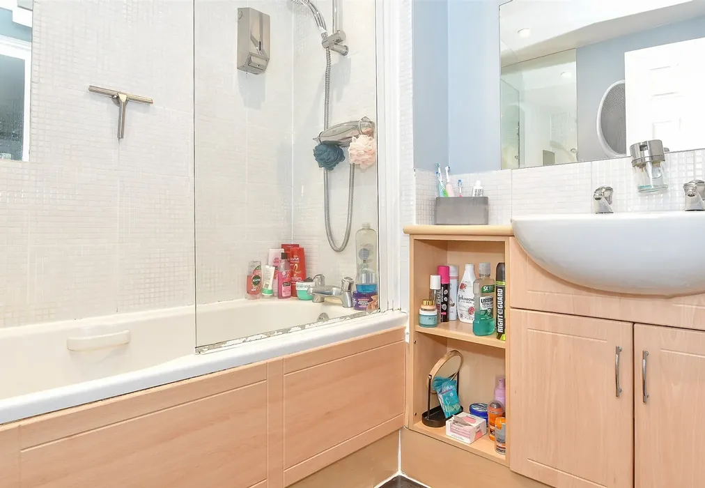 Bathroom - Addison Road, Tunbridge Wells, Kent - Wards of Kent