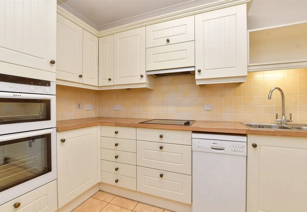 Kitchen - Wray Park Road, Reigate, Surrey - Wards of Kent