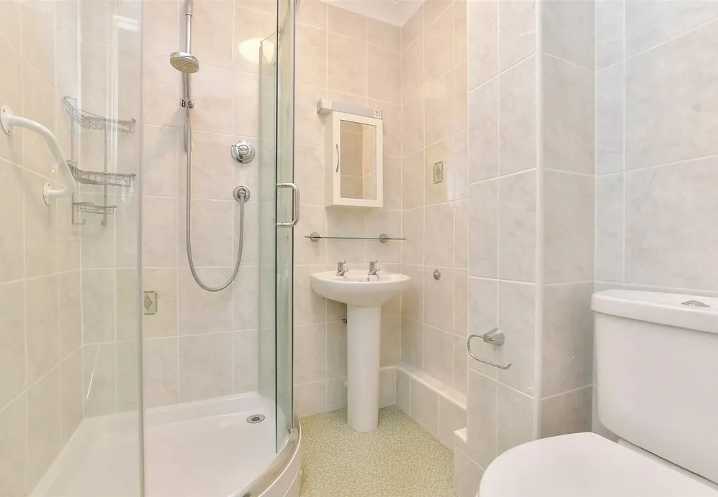 En-Suite - Wray Park Road, Reigate, Surrey - Wards of Kent