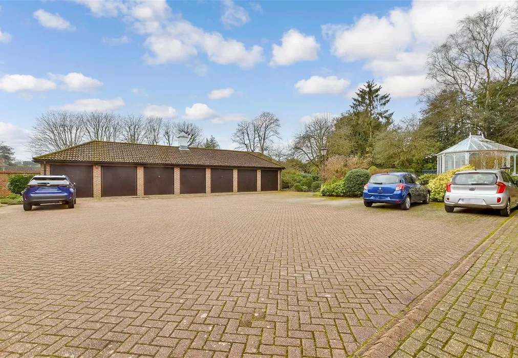 Driveway - Wray Park Road, Reigate, Surrey - Wards of Kent