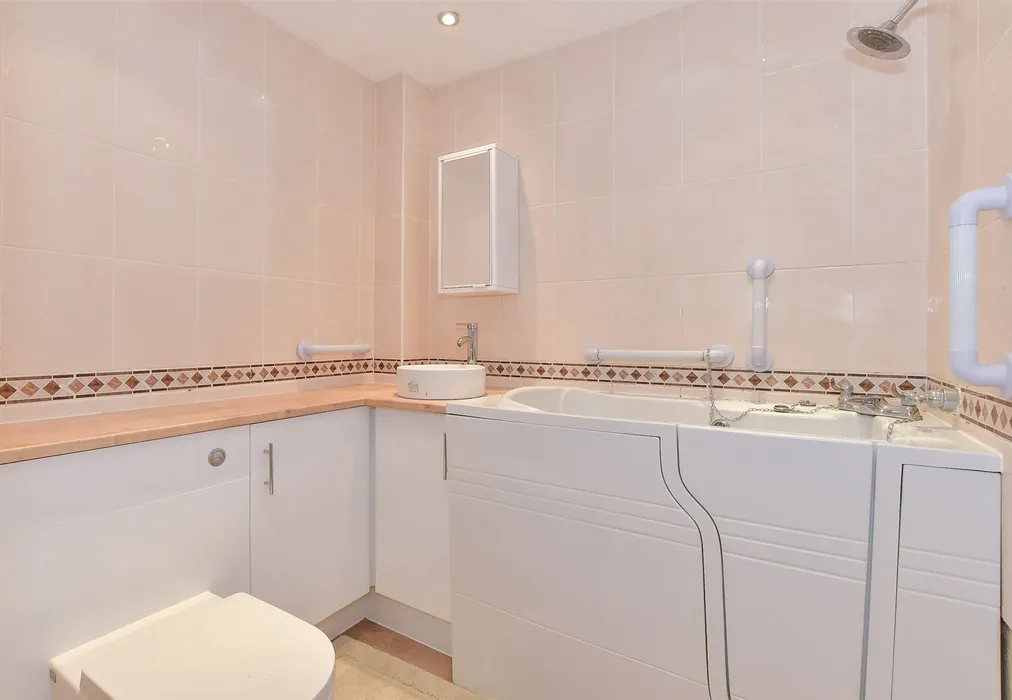 Bathroom - Greenhill Road, Greenhill, Herne Bay, Kent - Wards of Kent