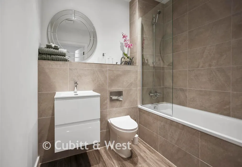 Bathroom - Albion Yard, Brook Road, Redhill, Surrey - Wards of Kent