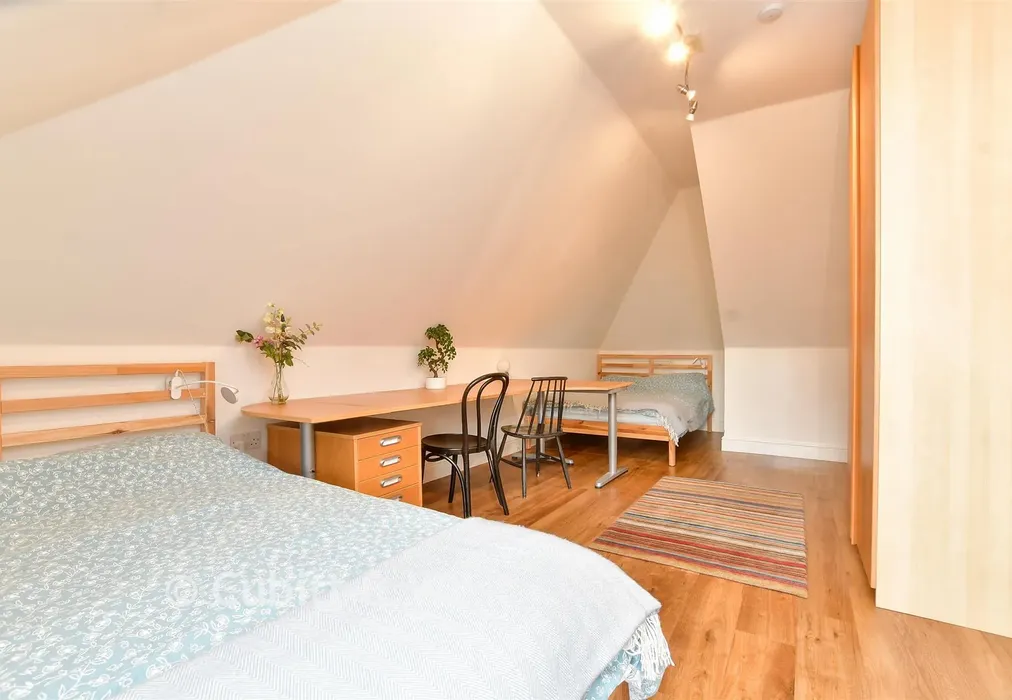 Bedroom 6 - Hillside, Banstead, Surrey - Wards of Kent