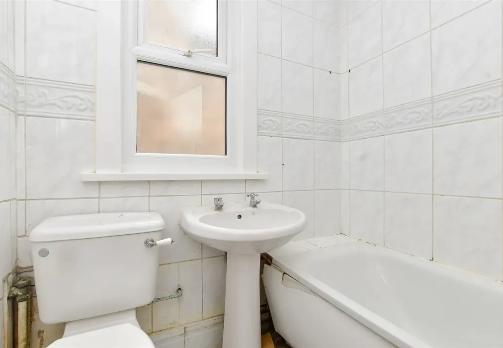 Bathroom - Kynaston Road, Thornton Heath, Surrey - Wards of Kent