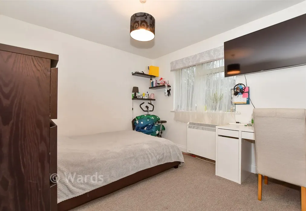 Bedroom 1 - Bishops Close, Nettlestead, Maidstone, Kent - Wards of Kent