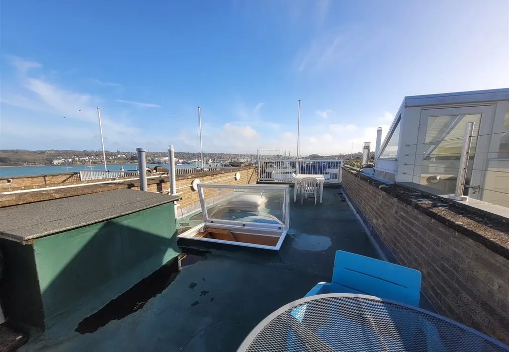 Roof Terrace - Market Hill, Cowes, Isle of Wight - Wards of Kent