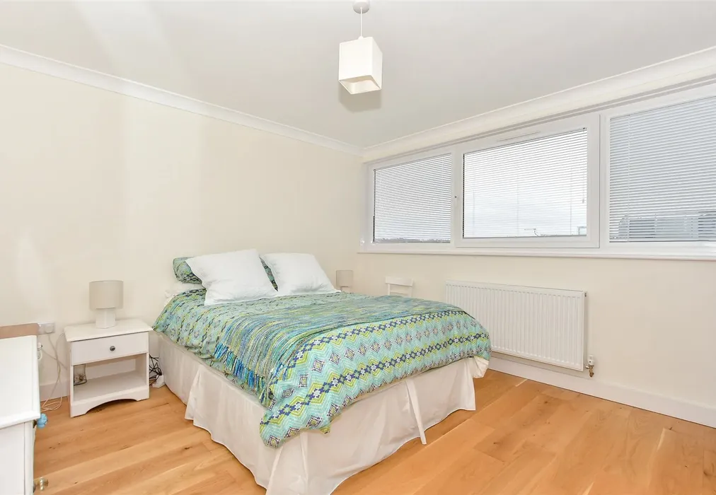 Bedroom 1 - Market Hill, Cowes, Isle of Wight - Wards of Kent