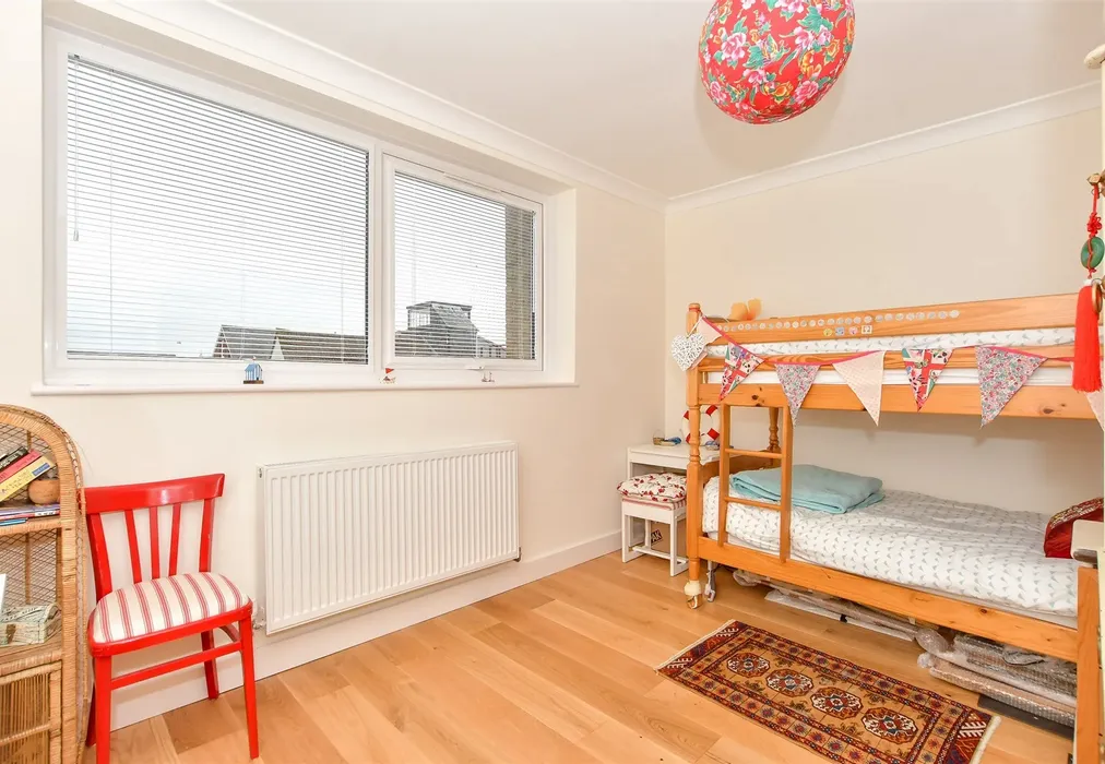 Bedroom 2 - Market Hill, Cowes, Isle of Wight - Wards of Kent