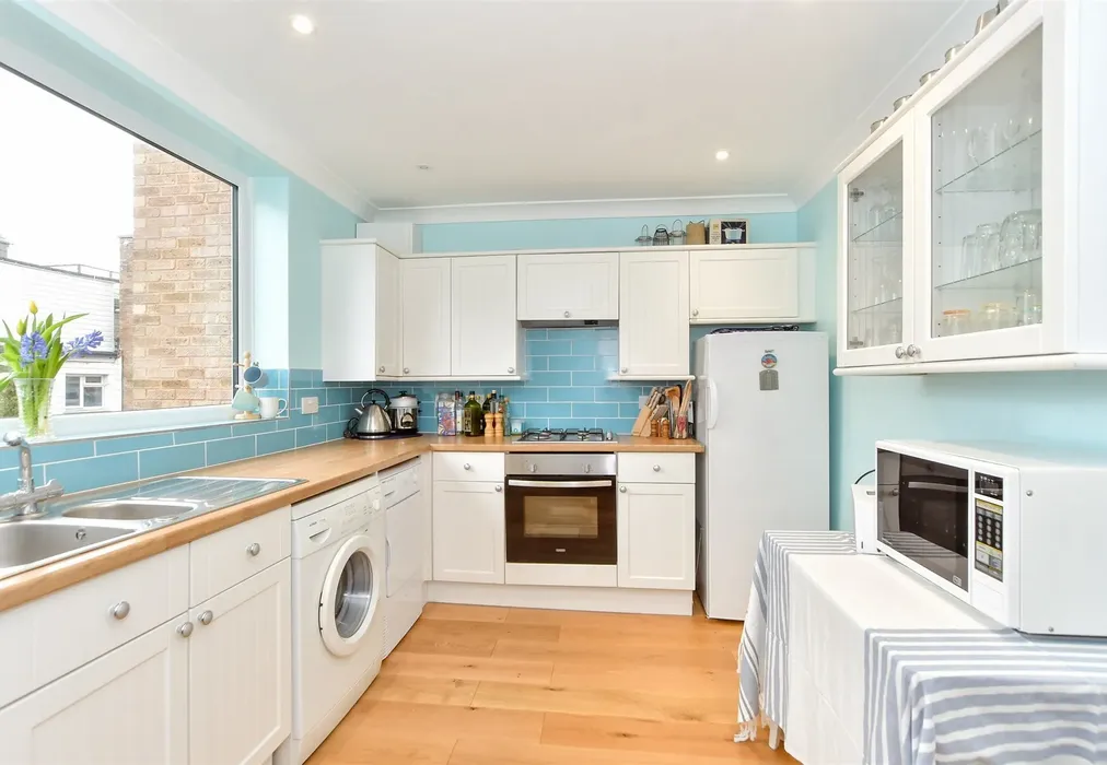 Kitchen - Market Hill, Cowes, Isle of Wight - Wards of Kent