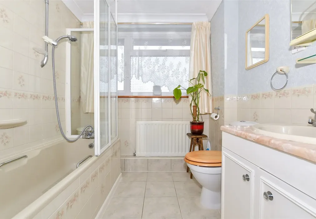 En-Suite Bathroom - Rivers Road, Teynham, Sittingbourne, Kent - Wards of Kent