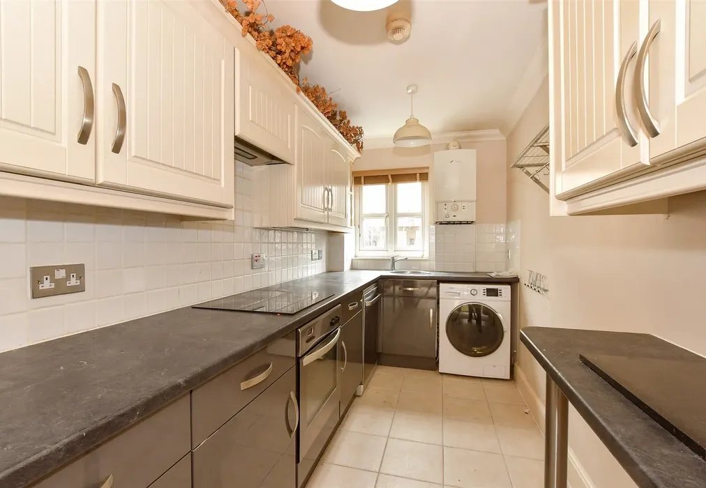 Kitchen - Fife Court, Cowes, Isle of Wight - Wards of Kent