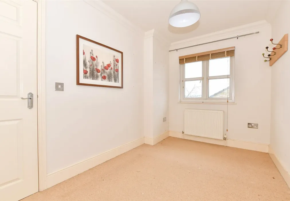 Bedroom 2 - Fife Court, Cowes, Isle of Wight - Wards of Kent