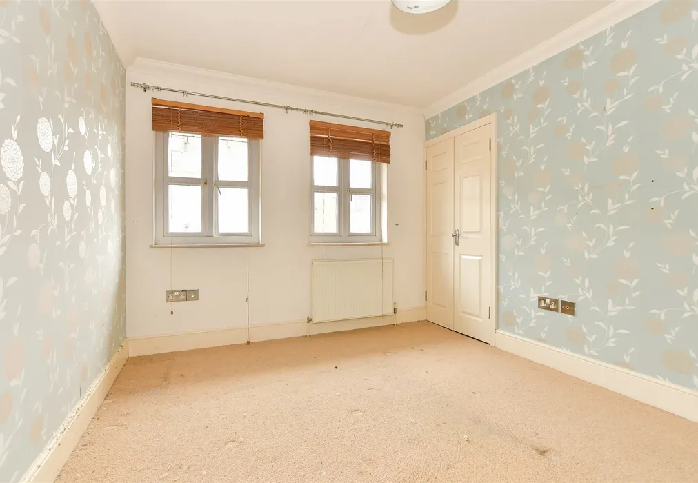 Bedroom 1 - Fife Court, Cowes, Isle of Wight - Wards of Kent