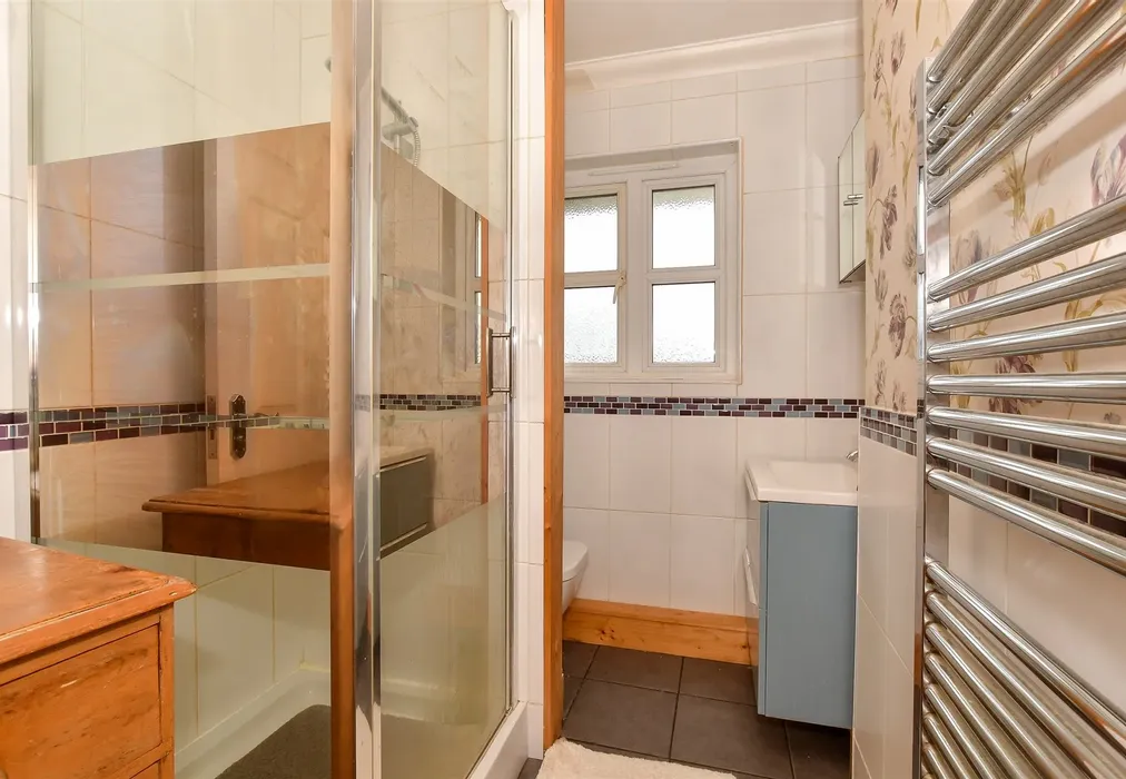 Shower Room - Fife Court, Cowes, Isle of Wight - Wards of Kent
