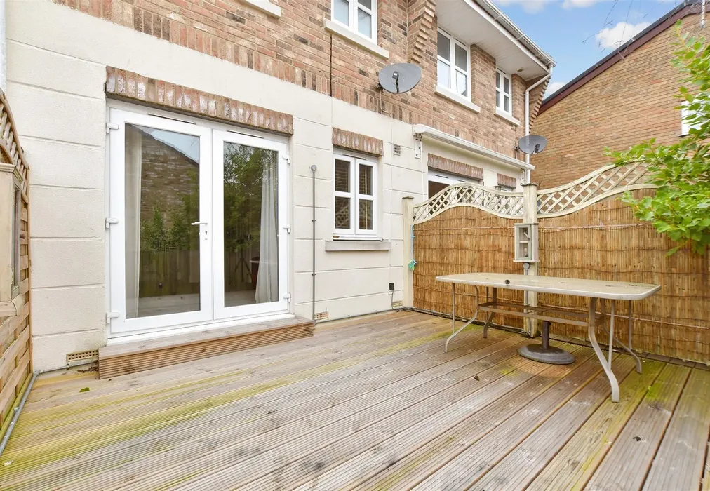 Rear Garden - Fife Court, Cowes, Isle of Wight - Wards of Kent