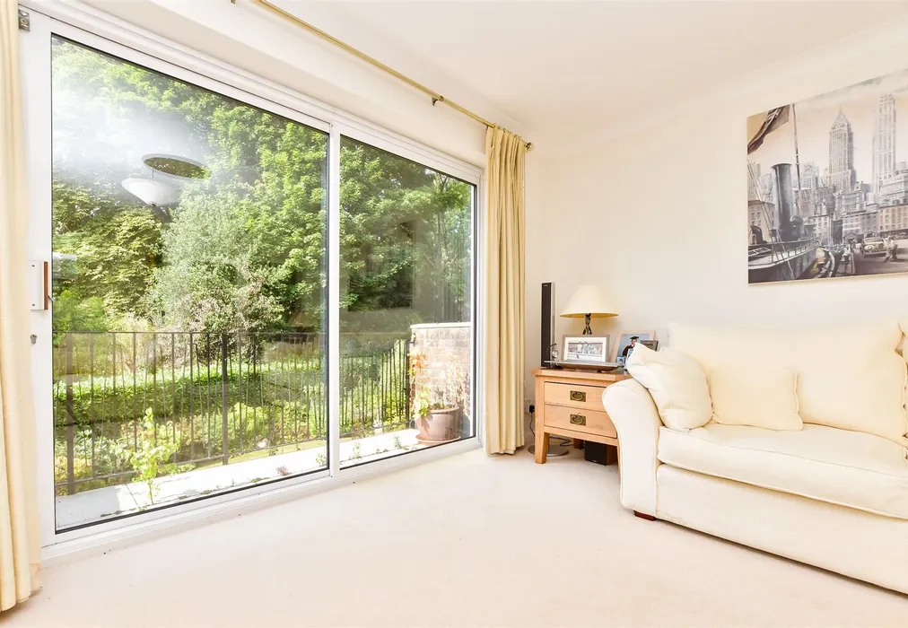 Lounge - Knowle Lane, Cranleigh, Surrey - Wards of Kent