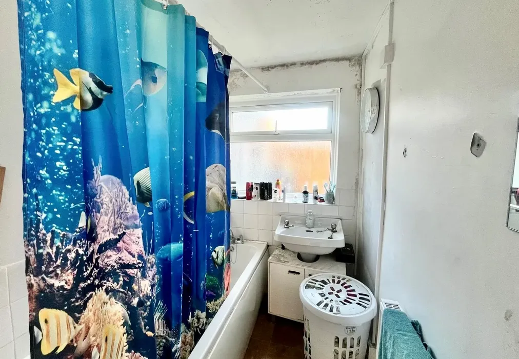 Bathroom - Unity Street, Sheerness, Kent - Wards of Kent