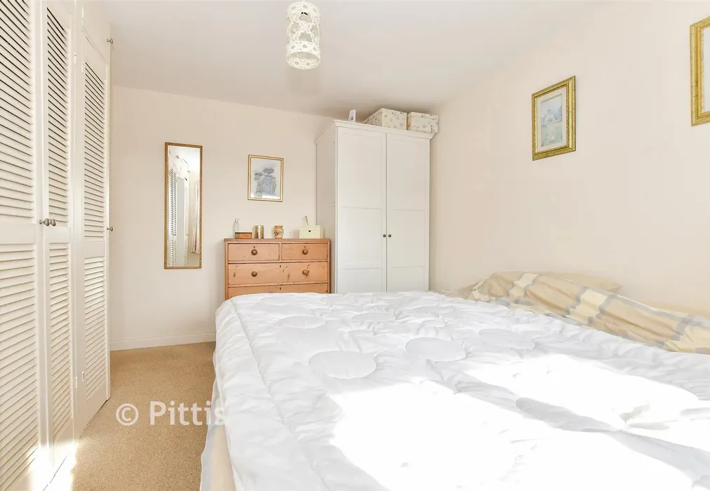 Bedroom 1 - Highview, Freshwater, Isle of Wight - Wards of Kent