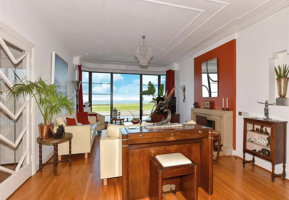 Lounge - Palm Bay Avenue, Margate, Kent - Wards of Kent