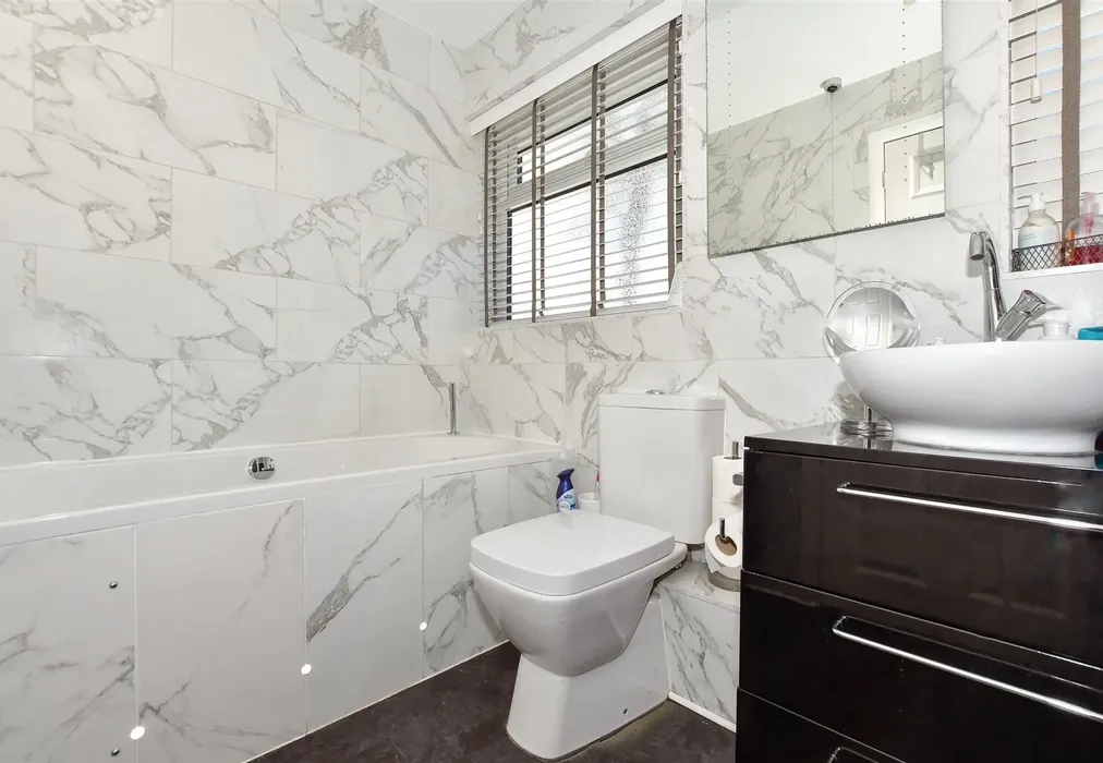 Bathroom - Corrance Green, Maidstone, Kent - Wards of Kent