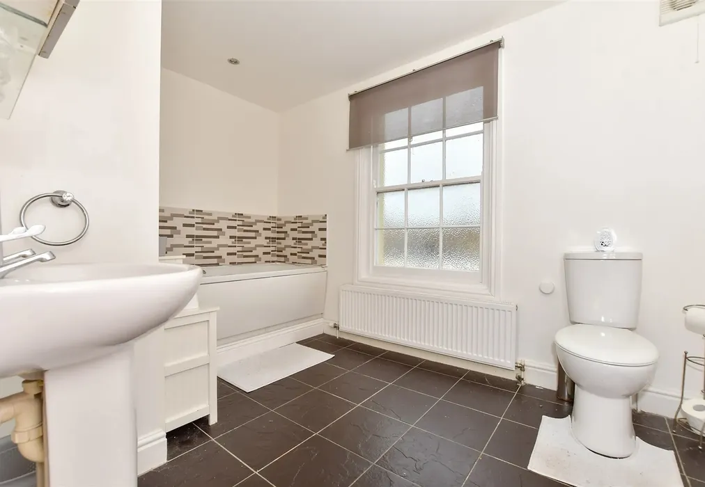 Bathroom - Hardres Street, Ramsgate, Kent - Wards of Kent