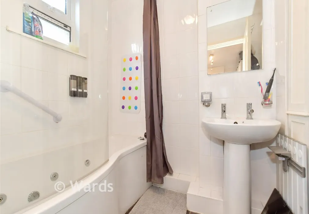 Bathroom - Queens Road, Aylesham, Canterbury, Kent - Wards of Kent