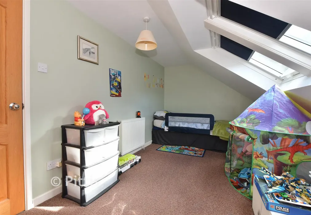 Bedroom 2 - Elliston Road, Totland Bay, Isle of Wight - Wards of Kent