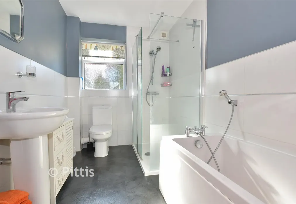 Bathroom - Elliston Road, Totland Bay, Isle of Wight - Wards of Kent