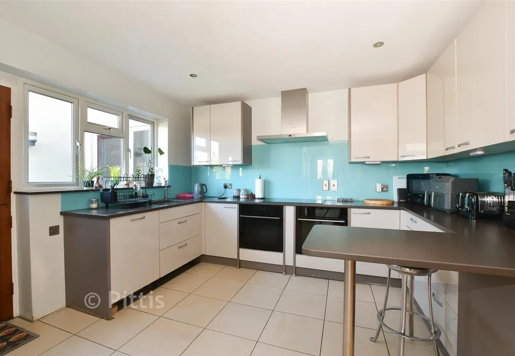 Kitchen - Elliston Road, Totland Bay, Isle of Wight - Wards of Kent