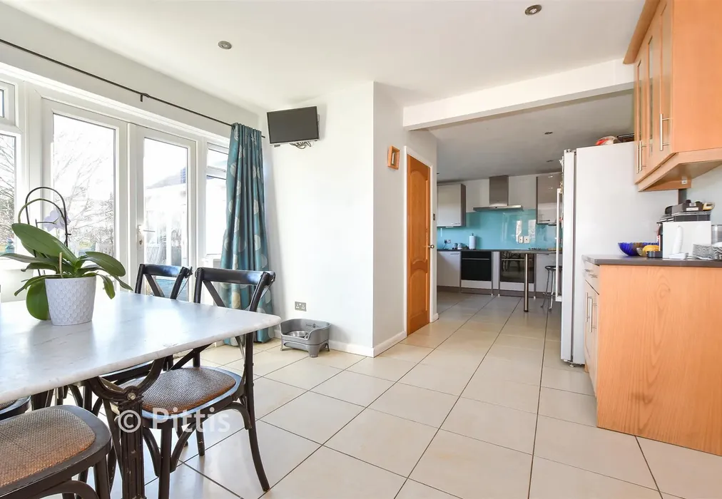 Breakfast Area - Elliston Road, Totland Bay, Isle of Wight - Wards of Kent