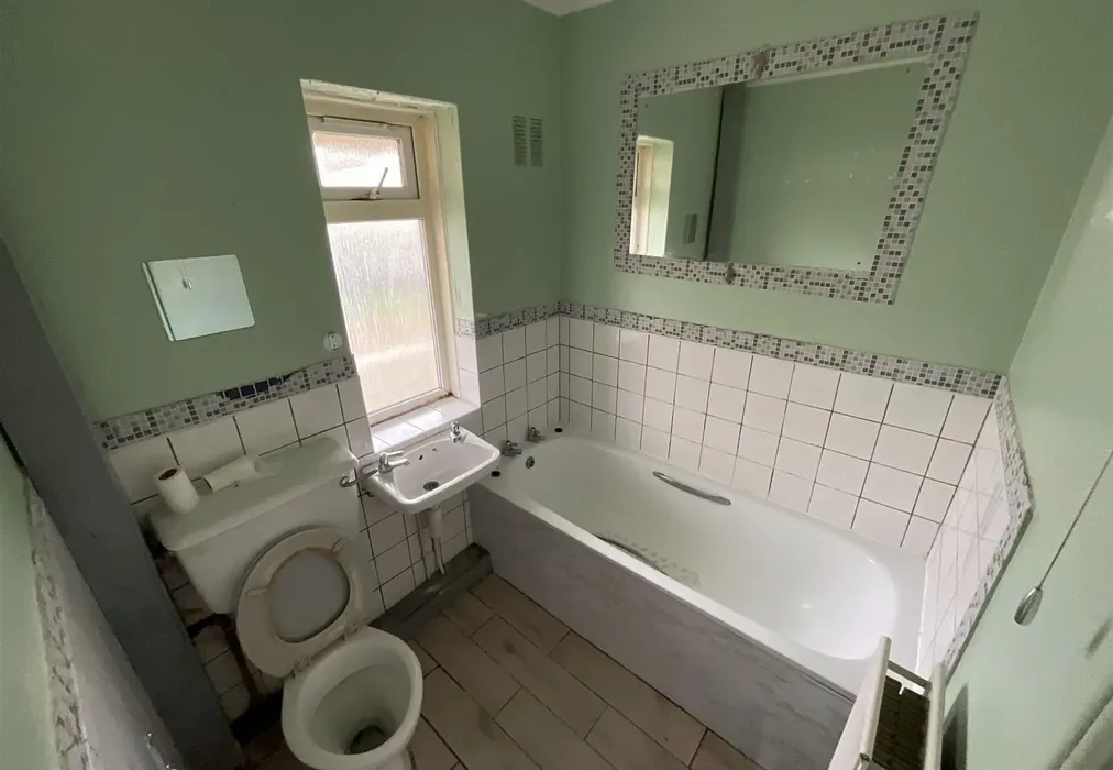 Bathroom - Brisbane Drive, Ramsgate, Kent - Wards of Kent