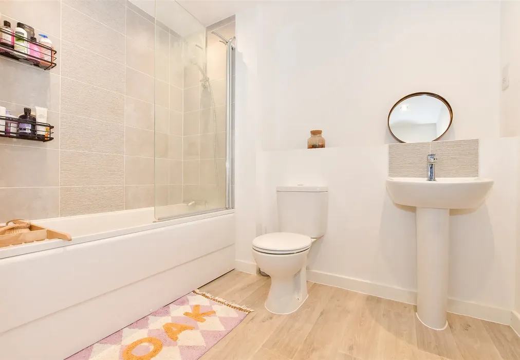 Bathroom - New Bridge Road, Cranleigh, Surrey - Wards of Kent