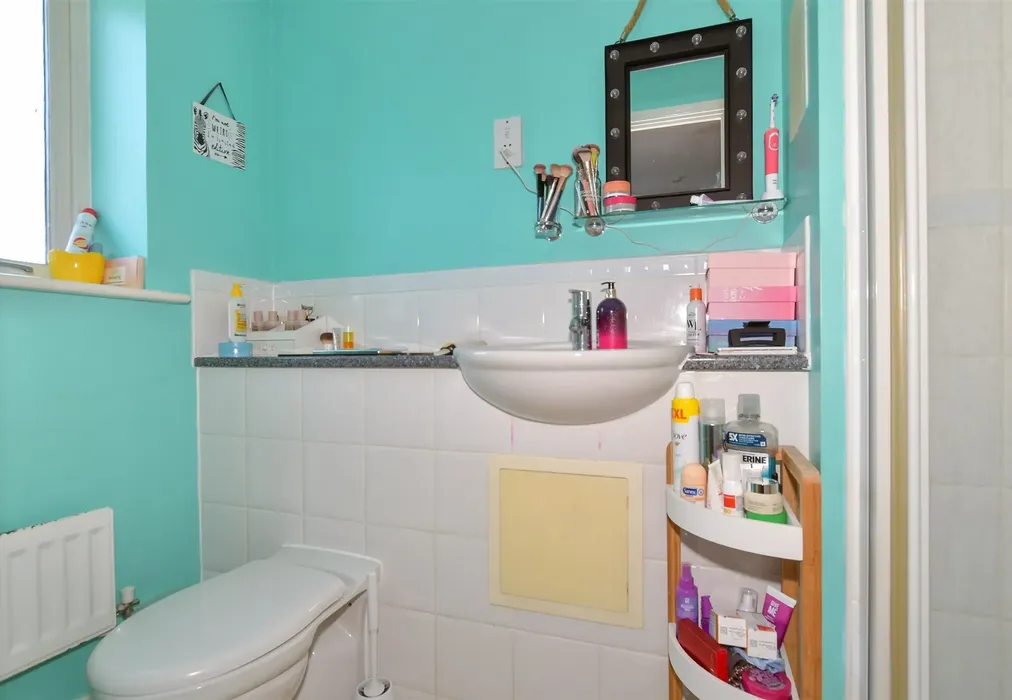 En-Suite - George Stewart Avenue, Faversham, Kent - Wards of Kent
