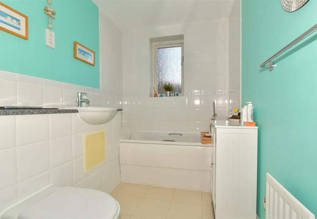 Bathroom - George Stewart Avenue, Faversham, Kent - Wards of Kent
