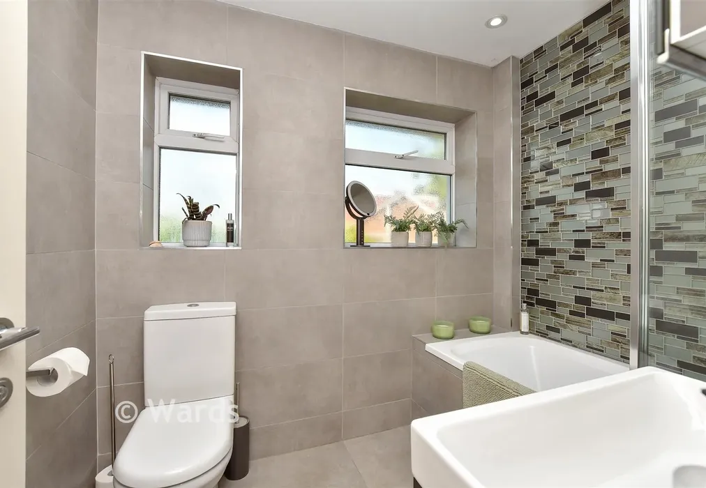 Bathroom - Sunningdale Drive, Rainham, Gillingham, Kent - Wards of Kent