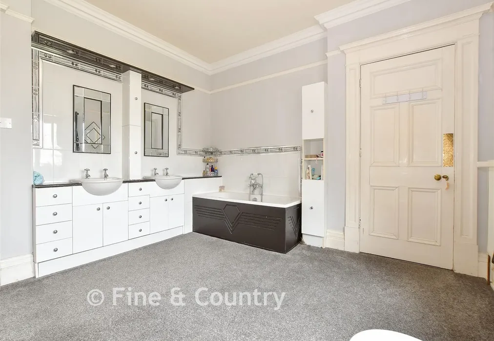 Family Bathroom - Brocks Copse Road, Wootton Bridge, Ryde, Isle of Wight - Wards of Kent