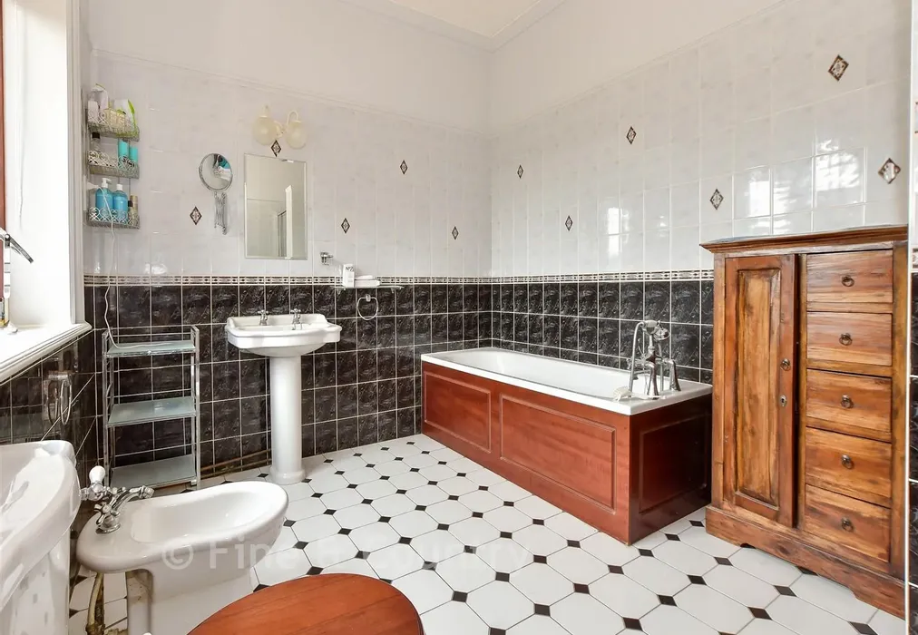 En-Suite Bathroom - Brocks Copse Road, Wootton Bridge, Ryde, Isle of Wight - Wards of Kent