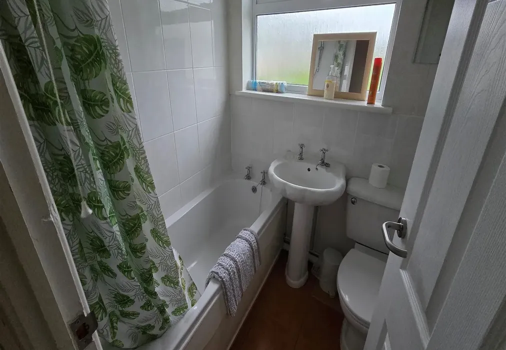 Bathroom - Yaverland Road, Sandown, Isle of Wight - Wards of Kent