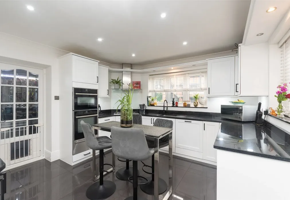 Kitchen - Priory Fields, Eynsford, Dartford, Kent - Wards of Kent