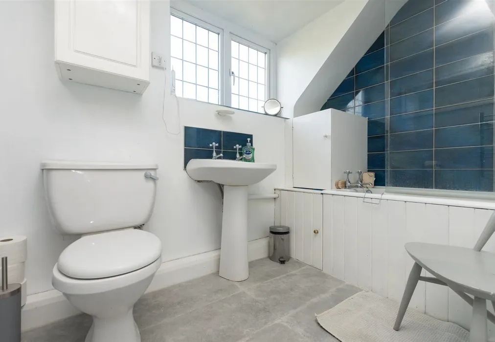 Bathroom - Maplescombe Lane, Farningham, Dartford, Kent - Wards of Kent