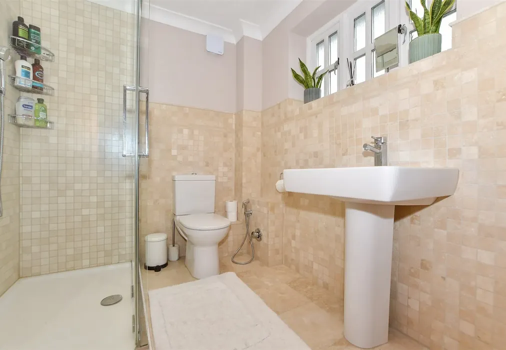 En-Suite Shower Room - Eyhorne Street, Hollingbourne, Maidstone, Kent - Wards of Kent
