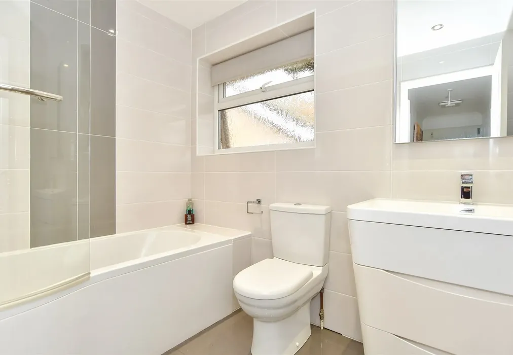 Bathroom - Youngwoods Copse, Alverstone Garden Village, Isle of Wight - Wards of Kent