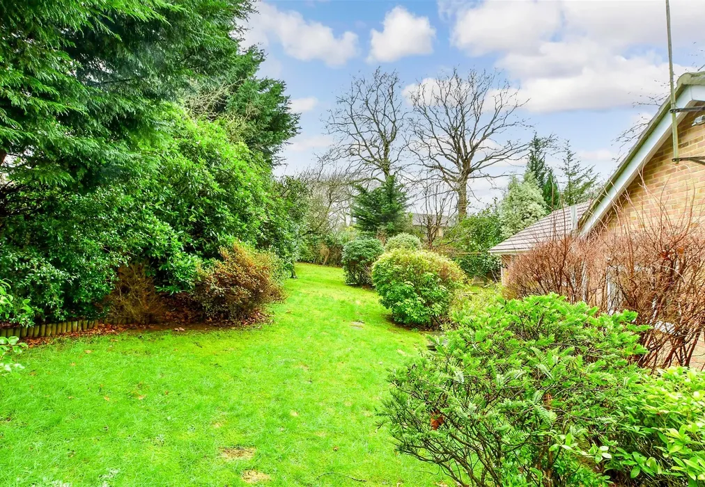 Rear Garden - Youngwoods Copse, Alverstone Garden Village, Isle of Wight - Wards of Kent
