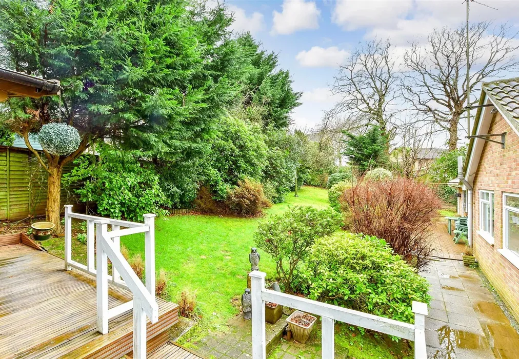 Rear Garden - Youngwoods Copse, Alverstone Garden Village, Isle of Wight - Wards of Kent