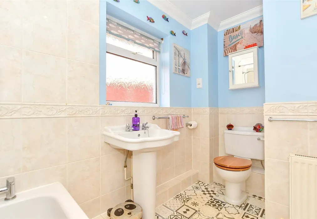 Bathroom - Well Road, Bognor Regis, West Sussex - Wards of Kent